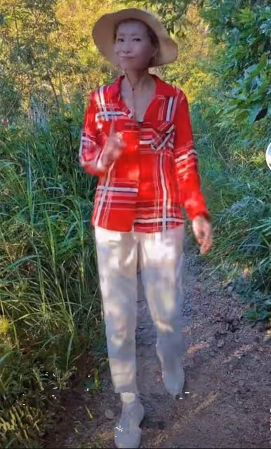 葉童頂著一頭白髮，臉上斑點法令紋都不遮，太真實了，接受自己的年齡