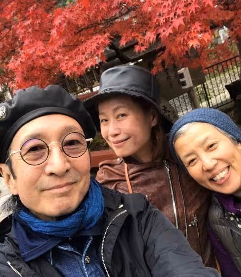 葉童頂著一頭白髮，臉上斑點法令紋都不遮，太真實了，接受自己的年齡