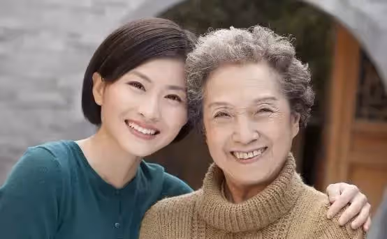 兒子離開後!兒媳照顧婆婆「10年天天喝青菜湯」被讚孝順, 臨走前卻說:媽,我的存款都留給你