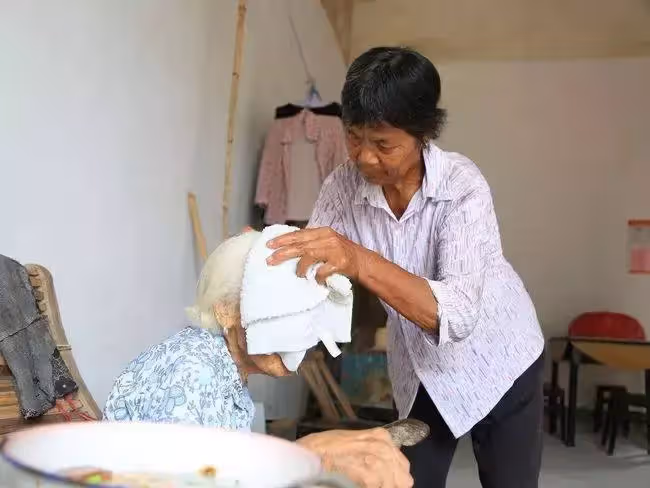 兒子離開後!兒媳照顧婆婆「10年天天喝青菜湯」被讚孝順, 臨走前卻說:媽,我的存款都留給你
