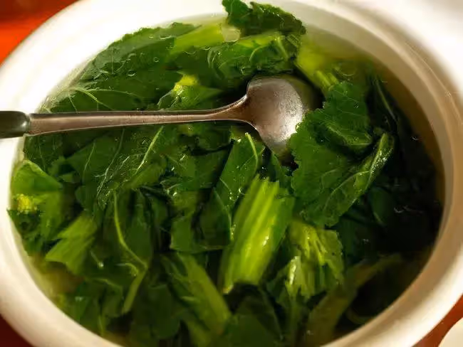 兒子離開後!兒媳照顧婆婆「10年天天喝青菜湯」被讚孝順, 臨走前卻說:媽,我的存款都留給你