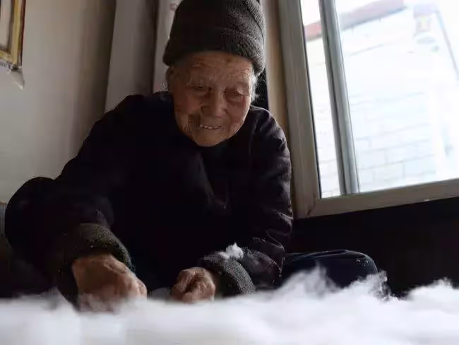 兒子離開後!兒媳照顧婆婆「10年天天喝青菜湯」被讚孝順, 臨走前卻說:媽,我的存款都留給你