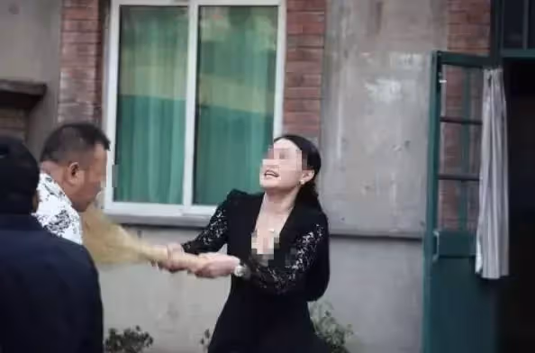 和農村妻子離婚的那天,才知她有過億家產,結局丈夫追悔
