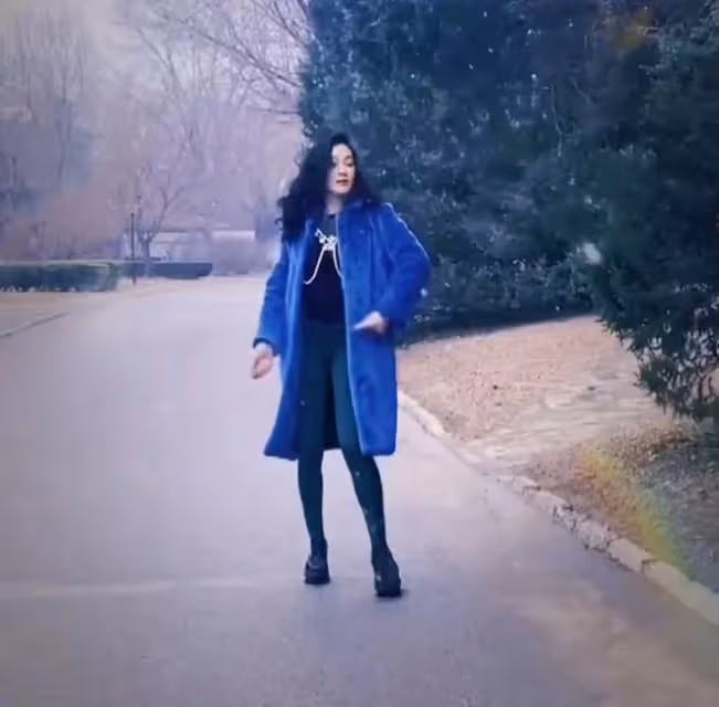鍾麗緹跳舞竟順拐,眼神魅惑雙腿纖細似竹竿,胸前珍珠項鍊太搶鏡