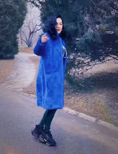 鍾麗緹跳舞竟順拐,眼神魅惑雙腿纖細似竹竿,胸前珍珠項鍊太搶鏡