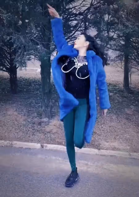 鍾麗緹跳舞竟順拐,眼神魅惑雙腿纖細似竹竿,胸前珍珠項鍊太搶鏡