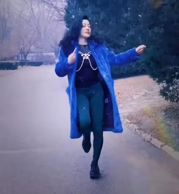 鍾麗緹跳舞竟順拐,眼神魅惑雙腿纖細似竹竿,胸前珍珠項鍊太搶鏡