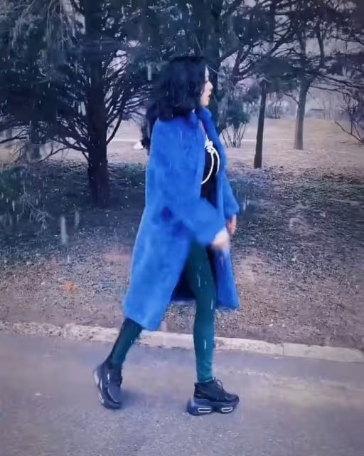 鍾麗緹跳舞竟順拐,眼神魅惑雙腿纖細似竹竿,胸前珍珠項鍊太搶鏡