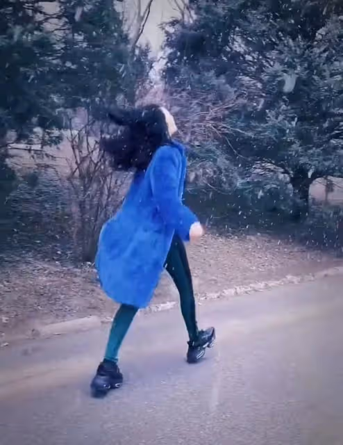 鍾麗緹跳舞竟順拐,眼神魅惑雙腿纖細似竹竿,胸前珍珠項鍊太搶鏡