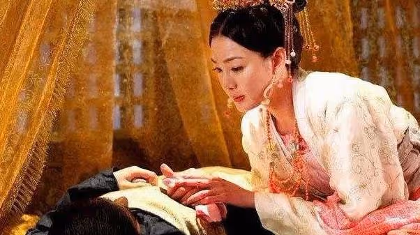 勾引他和我上床，和他睡的那天，他的白月光正在閣樓外面