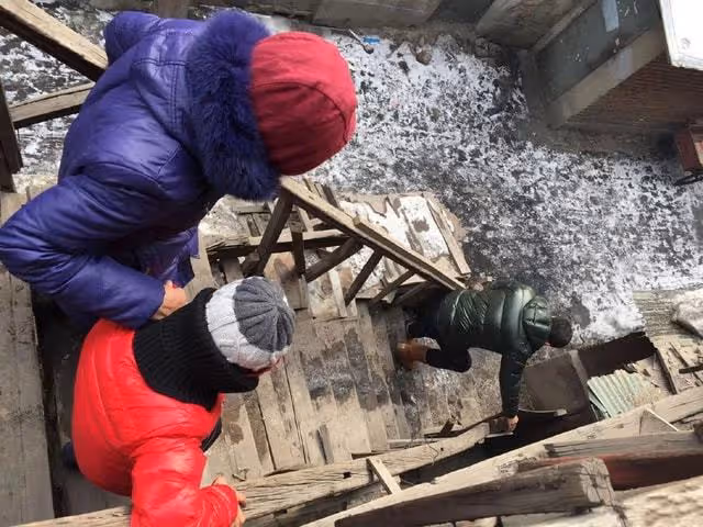 孫悅曬10平米老屋，牆面腐蝕嚴重無處落腳，本人難忘童年滿是不舍