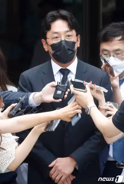 強迫小39歲女友墮胎被告,影帝76歲老父親這教科書式的渣男戲碼……