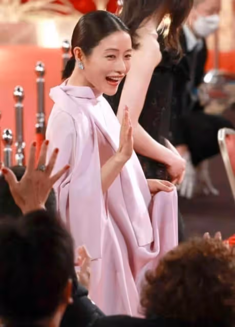 石原里美挺8個月孕肚走紅毯,少女感依舊