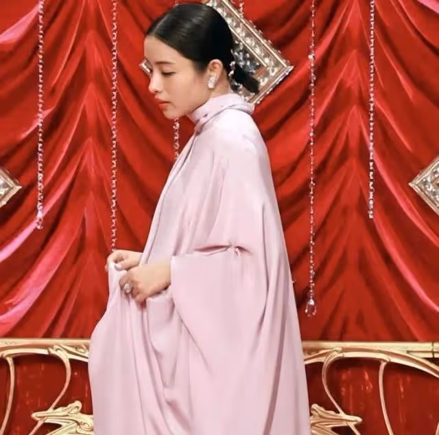 石原里美挺8個月孕肚走紅毯,少女感依舊