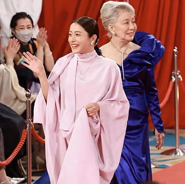 石原里美挺8個月孕肚走紅毯,少女感依舊