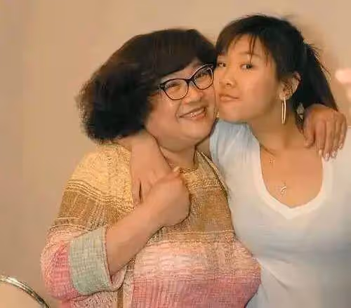 鄭少秋女兒男友曝光，長相粗糙還油膩，有點像低配版張若昀！