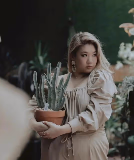 鄭少秋女兒男友曝光，長相粗糙還油膩，有點像低配版張若昀！