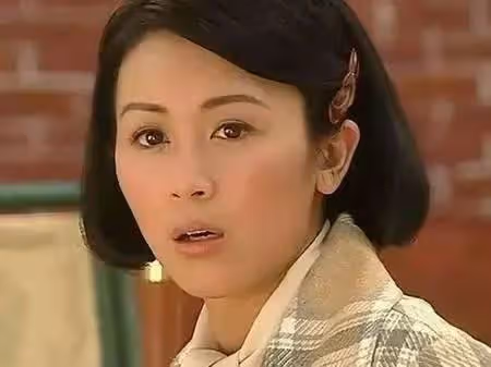 40歲女神高呼「我要入豪門」，素顏短髮示人，網友：童顏天花板
