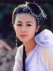 40歲女神高呼「我要入豪門」，素顏短髮示人，網友：童顏天花板