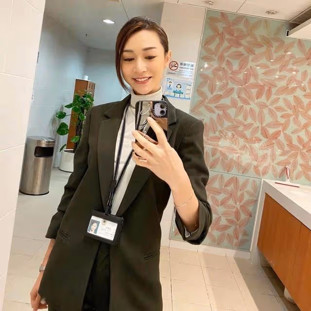 港姐冠軍疫下曬沙灘照,低胸連體褲盡顯完美身材,擁有「iPad」腰