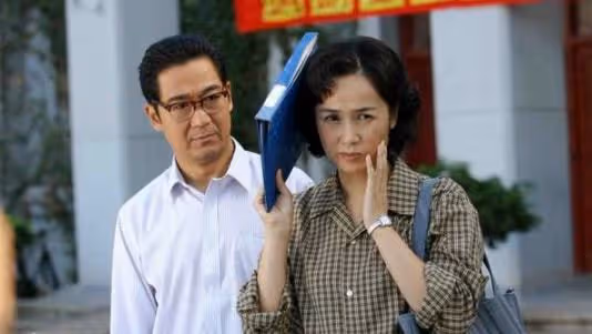 婆婆睡客廳老公下班給俺一耳光,看到主臥走出的兩人,老公蒙