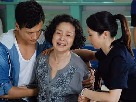 岳母給老婆十萬嫁妝俺收下,三年後她生病俺還回十萬,全家蒙