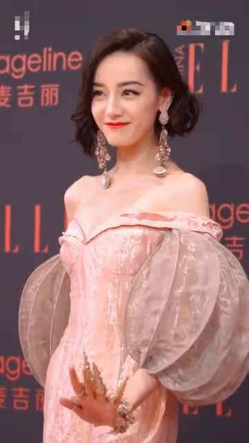 迪麗熱巴再現頂級造型，粉紅裙配燈籠袖像人魚，美到動人心魄！
