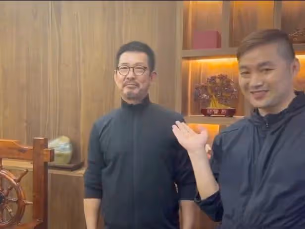 武打巨星元彪曝近況，64歲仍有肌肉留鬍子氣質佳，晚年生活太瀟灑