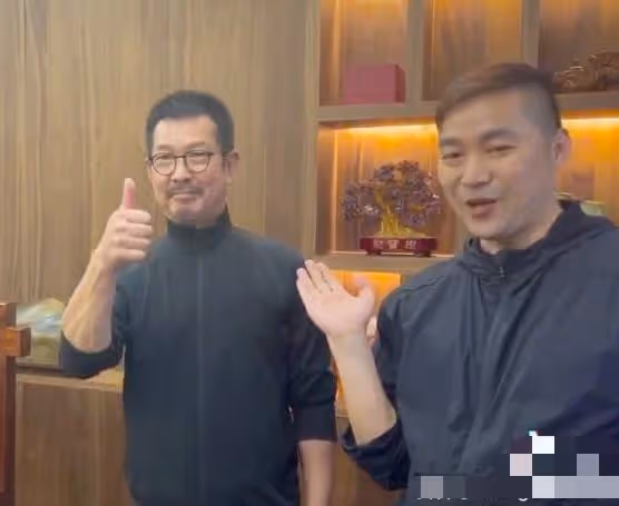 武打巨星元彪曝近況，64歲仍有肌肉留鬍子氣質佳，晚年生活太瀟灑