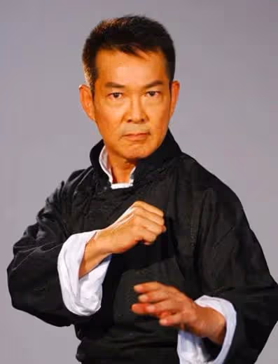 武打巨星元彪曝近況，64歲仍有肌肉留鬍子氣質佳，晚年生活太瀟灑