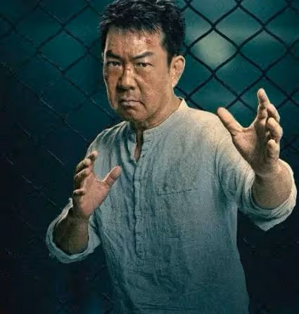 武打巨星元彪曝近況，64歲仍有肌肉留鬍子氣質佳，晚年生活太瀟灑