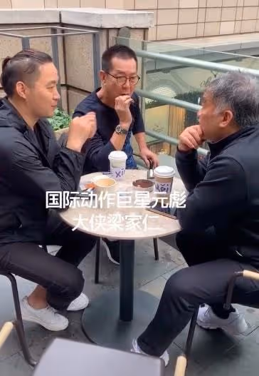 武打巨星元彪曝近況，64歲仍有肌肉留鬍子氣質佳，晚年生活太瀟灑