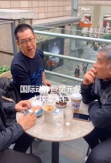 武打巨星元彪曝近況，64歲仍有肌肉留鬍子氣質佳，晚年生活太瀟灑