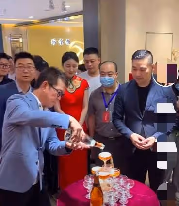 武打巨星元彪曝近況，64歲仍有肌肉留鬍子氣質佳，晚年生活太瀟灑