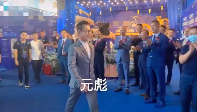 武打巨星元彪曝近況，64歲仍有肌肉留鬍子氣質佳，晚年生活太瀟灑