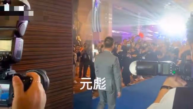 武打巨星元彪曝近況，64歲仍有肌肉留鬍子氣質佳，晚年生活太瀟灑