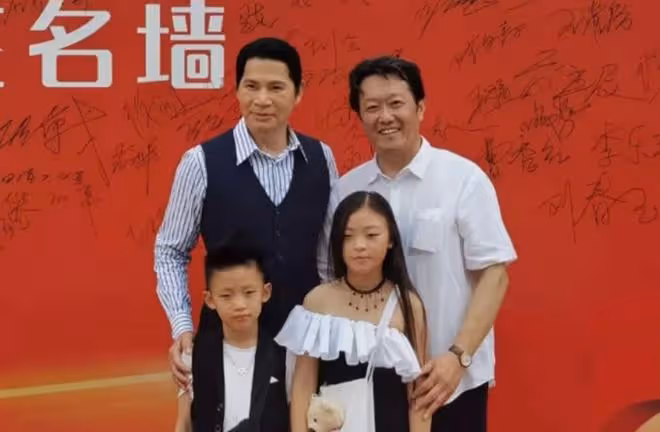 台灣男星全家移居內地近況,戲約不斷收入高,曾生活拮据子女停學