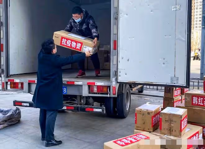 韓紅攜眾星支援長春!為學生捐贈食品補給,肖戰易烊千璽默默捐款