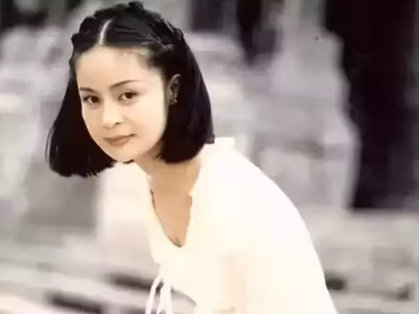 16歲出道曾被稱「鄧麗君接班人」,今鄉下撈金,顏值崩塌,52歲未婚無子,「高勝美」經歷了什麼
