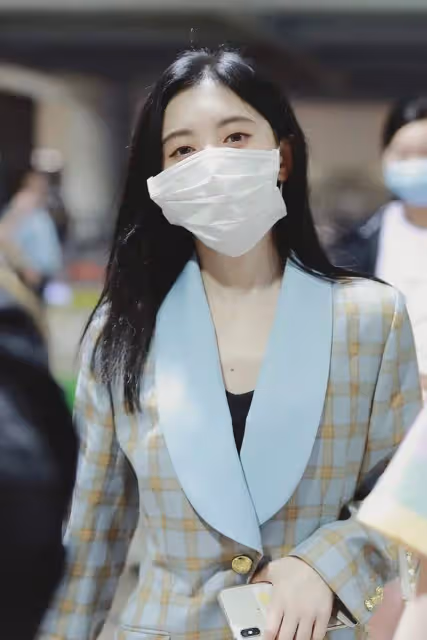 鞠婧禕曬美照反被懟，用口罩扎頭髮被指是反面教材，昔日言論遭扒