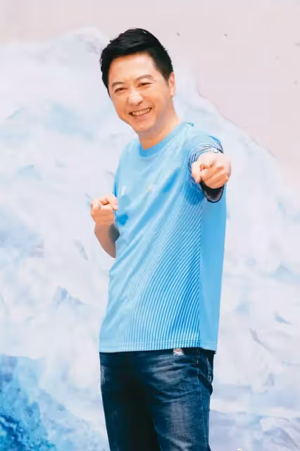 不捨兒子太快長大!哈林「淚崩認為父放不下」:不顧我反對 「2張老照片+4字祝福」感動全網