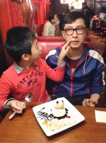 不捨兒子太快長大!哈林「淚崩認為父放不下」:不顧我反對 「2張老照片+4字祝福」感動全網