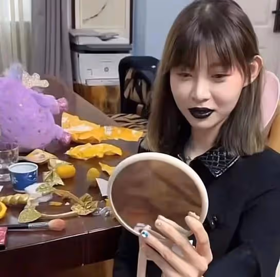 千萬網紅痞幼進娛樂圈?與寧靜拍視頻,造型浮誇引熱議
