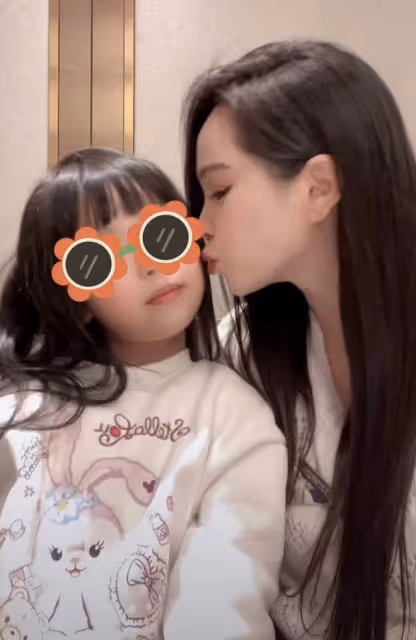 伊能靜罕曬5歲女兒正臉,米粒齙牙突出嘴唇略厚,被疑腺樣體肥大