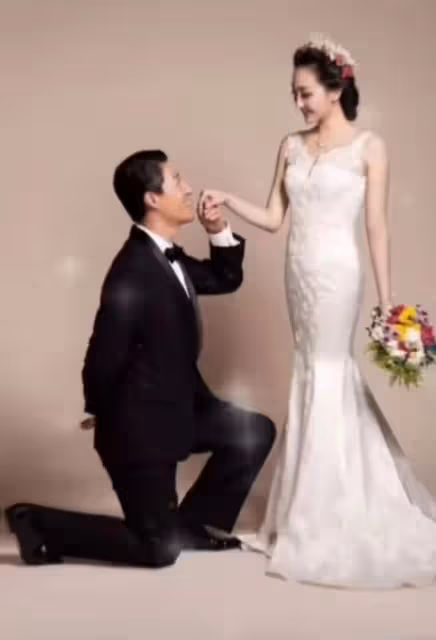 47歲于震慶結婚10周年!與小13歲嬌妻好甜蜜,三娃長相似複製粘貼