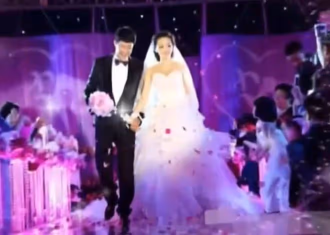 47歲于震慶結婚10周年!與小13歲嬌妻好甜蜜,三娃長相似複製粘貼