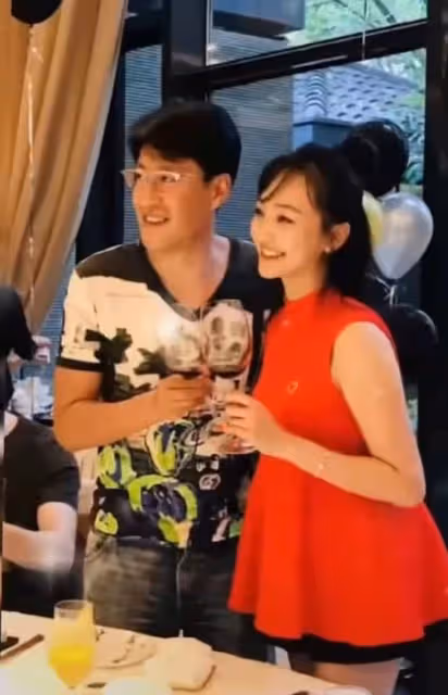 47歲于震慶結婚10周年!與小13歲嬌妻好甜蜜,三娃長相似複製粘貼