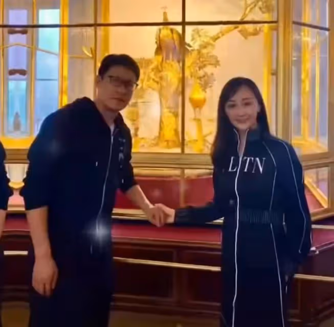 47歲于震慶結婚10周年!與小13歲嬌妻好甜蜜,三娃長相似複製粘貼