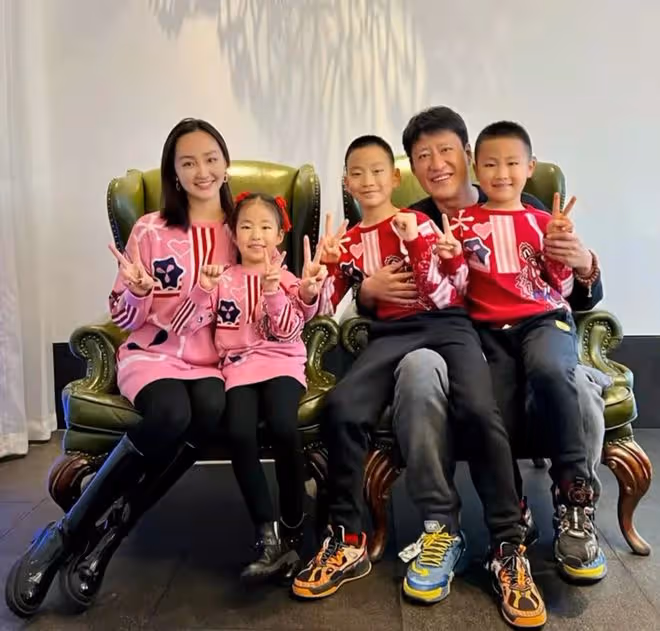 47歲于震慶結婚10周年!與小13歲嬌妻好甜蜜,三娃長相似複製粘貼