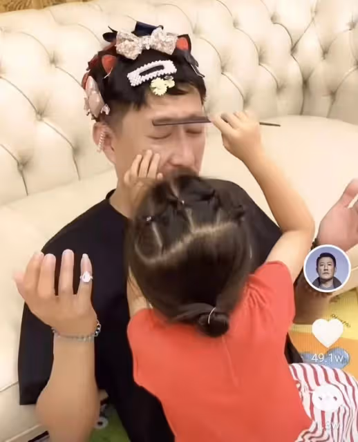47歲于震慶結婚10周年!與小13歲嬌妻好甜蜜,三娃長相似複製粘貼